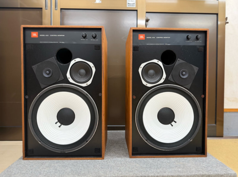 レリックでオーバーホールが完了した JBL 4312 ペア