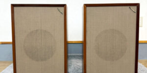 レリックで修理が完了したTANNOY 3LZ正面。ネットもきれいです