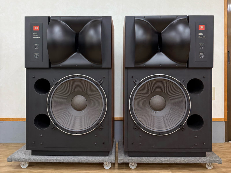 レリックで修理済みの JBL 4430。ウーハーのエッジ貼り替え、バイラジアルホーンの再塗装実施済み