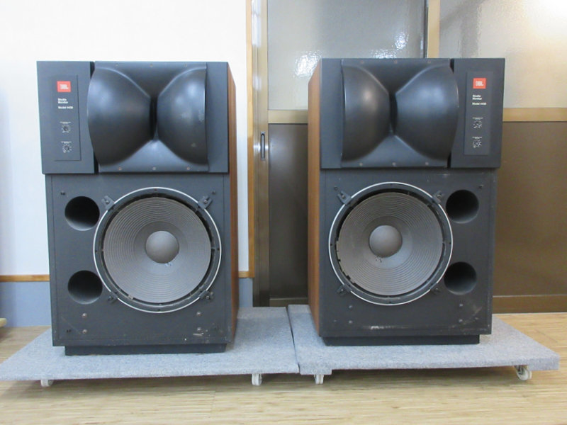 修理前のJBL 4430 。エッジ劣化、ビス酸化、バイラジアルホーンの塗膜劣化などが見受けられます