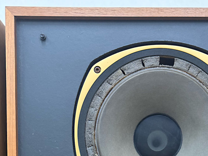 ユニットを固定しているビスが赤くさびています