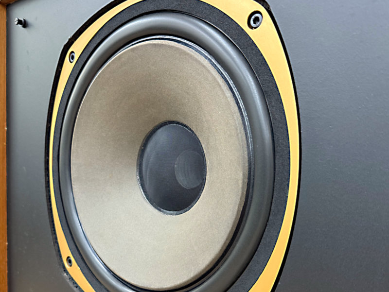 新しいエッジに貼り替え、オーバーホールが完了したTANNOY 3828
