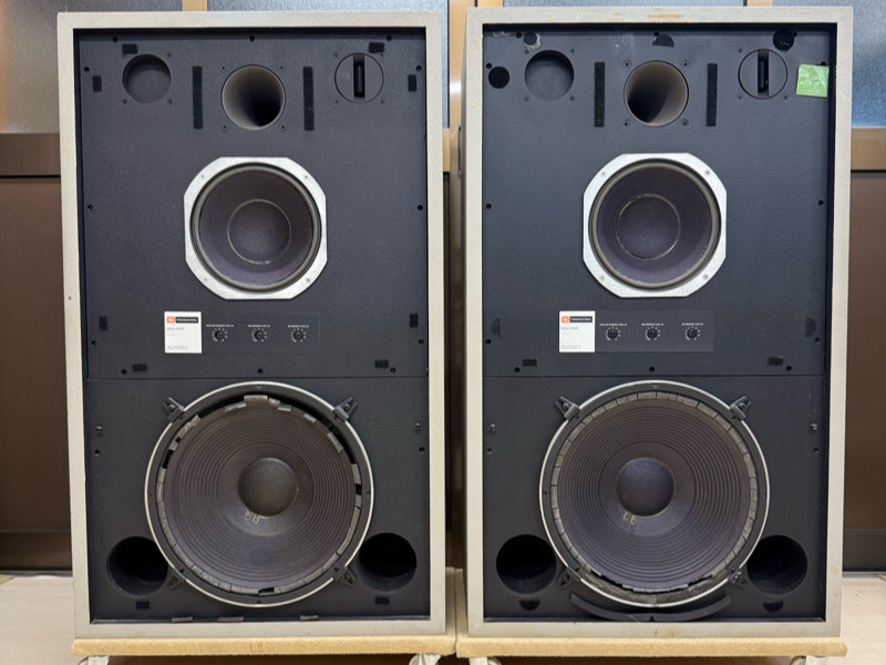 オーバーホール前のJBL 4343。ミッドとウーハーはエッジが劣化。コーン紙は着色あり。