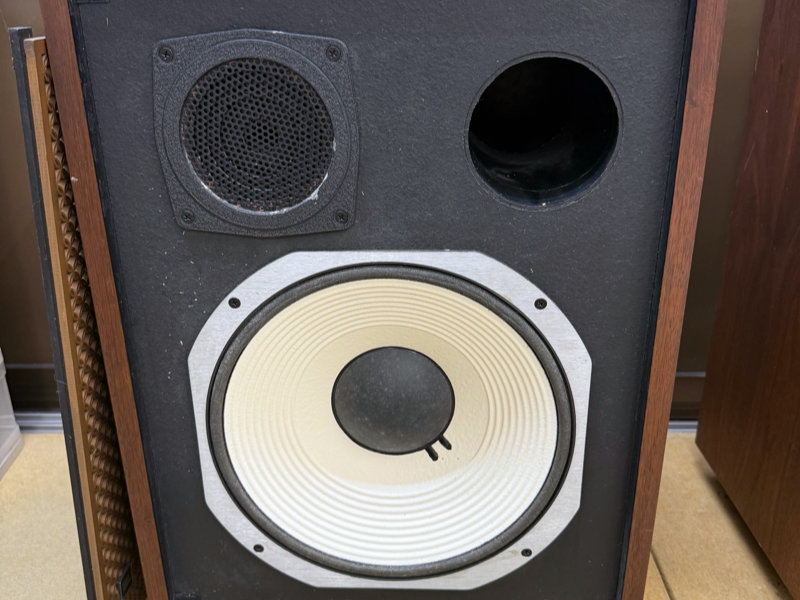 修理前のスピーカー前面。ホーンの塗装剥がれ、ウーハーのエッジ劣化、前面バッフルの塗装剥がれなどが見られます