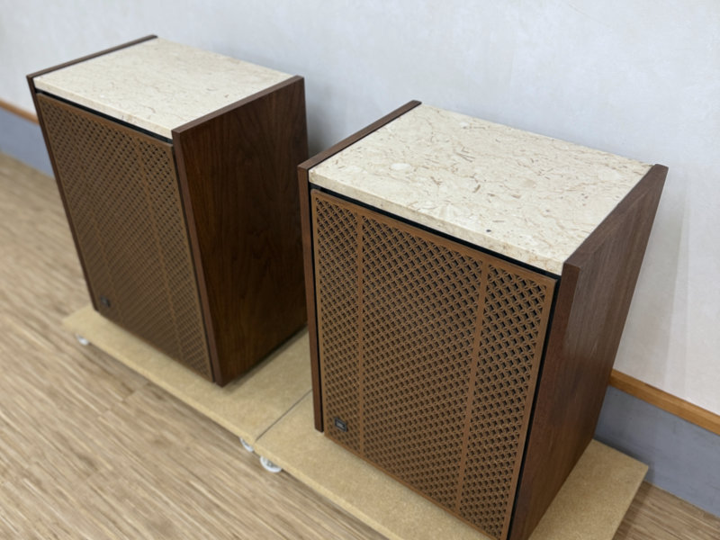 天板は大理石。格子のグリルには欠けもなく状態は非常に良好