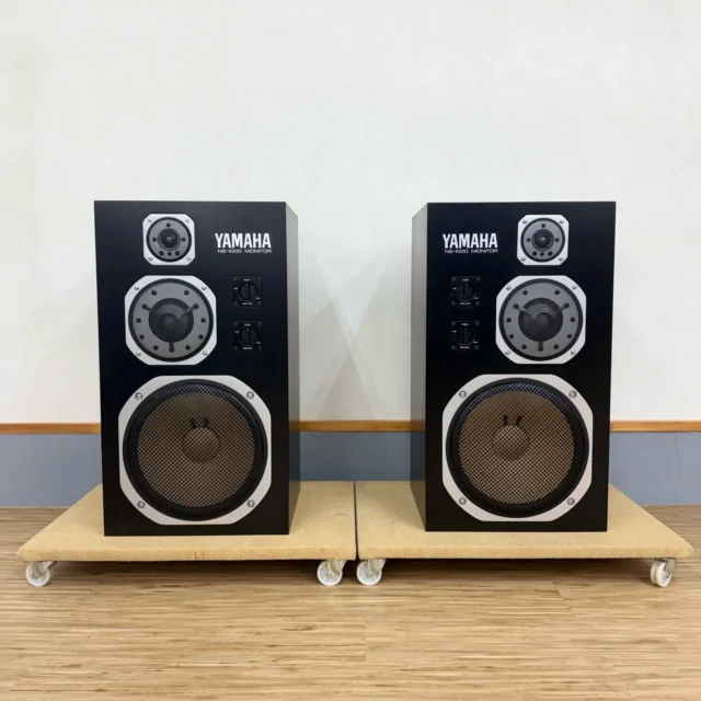 しばらくぶりのご紹介となります。
こちらは新潟県からお預かりしましたご存じ YAMAHA　NS-1000Mです。

全体のオーバーホールに加え、各ユニットのフレーム再塗装、エンクロージャーの再塗装もご用命いただき、音色、外観共に美しく甦りました。

写真１枚目、２枚目：修理後
写真３枚目、４枚目：修理前

NS-1000Mは、ユニットやネットワークともに非常に整然ときれいに作られていて、修理をしていてもその美しさに関心します。本当に日本が誇る銘スピーカーのひとつだと思います。
これからも末永く、YAMAHA のナチュラルサウンドをお楽しみください。
ありがとうございました！

スピーカー修理のご相談はプロフィールに記載の当社ウェブサイト https://relicfreq.com/ よりお願いいたします。

#スピーカー #スピーカー修理 #オーディオ #レリックスピーカー修理工房 #オーディオラボオガワ #修理 #ビンテージ #音楽 #ジャズ #クラシック #三菱  #ヤマハ
#vintageaudio #vintagestereo #speakersystem #audiofile #repair #music #hifi #audio #jbl #tannoy #altec #diatone #yamaha #ns1000m