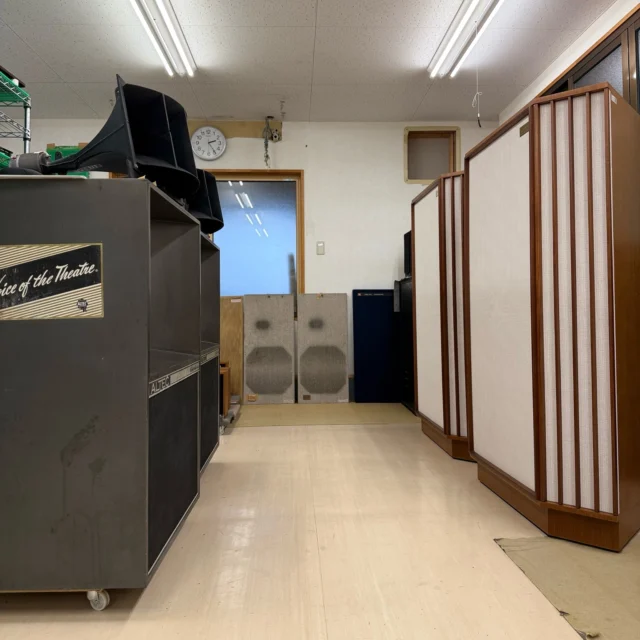 超大型スピーカー！
TANNOY Autograph と ALTEC A7-X です。
箱を生かした音を楽しむスピーカーの代表格ですね。
どちらも脱着作業が大変でしたが、無事に修理が完了いたしました。

レリック スピーカー修理工房では、お客さまのお気に入りのスピーカーを丁寧に修理させていただきます。

スピーカー修理のご相談はプロフィールに記載の当社ウェブサイト https://relicfreq.com/ よりお願いいたします。

#スピーカー #スピーカー修理 #オーディオ #レリックスピーカー修理工房 #オーディオラボオガワ #修理 #ビンテージ #音楽 #ジャズ #クラシック #三菱 #アルテック #タンノイ 
#vintageaudio #vintagestereo #speakersystem #audiofile #repair #music #hifi #audio #jbl #tannoy #altec #diatone #autograph #a7
