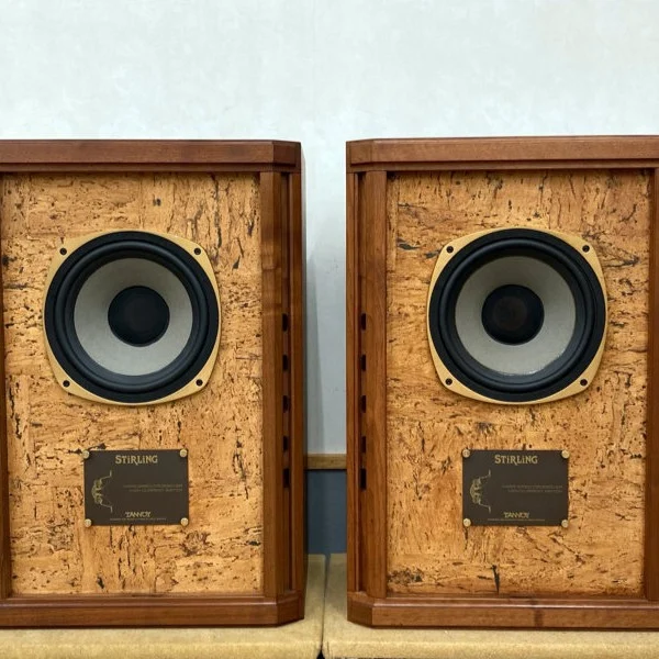 東京都からお預かりした TANNOY StirlingHW の修理をご紹介します。
お父様との思い出のスピーカーとのことで、大切な宝物のメンテナンスをお任せいただき、大変光栄でした。

心を込めて、ユニットのゴムエッジ貼り替え・オーバーホール、ネットワークのオーバーホール、ターミナル交換などの修理をさせていただきました。

ぜひ当社ウェブサイトの修理実例からご覧ください！
https://relicfreq.com/repairs/tannoy-stirlinghw-202411

スピーカー修理のご相談はプロフィールに記載の当社ウェブサイト https://relicfreq.com/ よりお願いいたします。

#スピーカー #スピーカー修理 #オーディオ #レリックスピーカー修理工房 #オーディオラボオガワ #修理 #ビンテージ #音楽 #ジャズ #クラシック #三菱 #家族の思い出
#vintageaudio #vintagestereo #speakersystem #audiofile #repair #music #hifi #audio #jbl #tannoy #altec #diatone